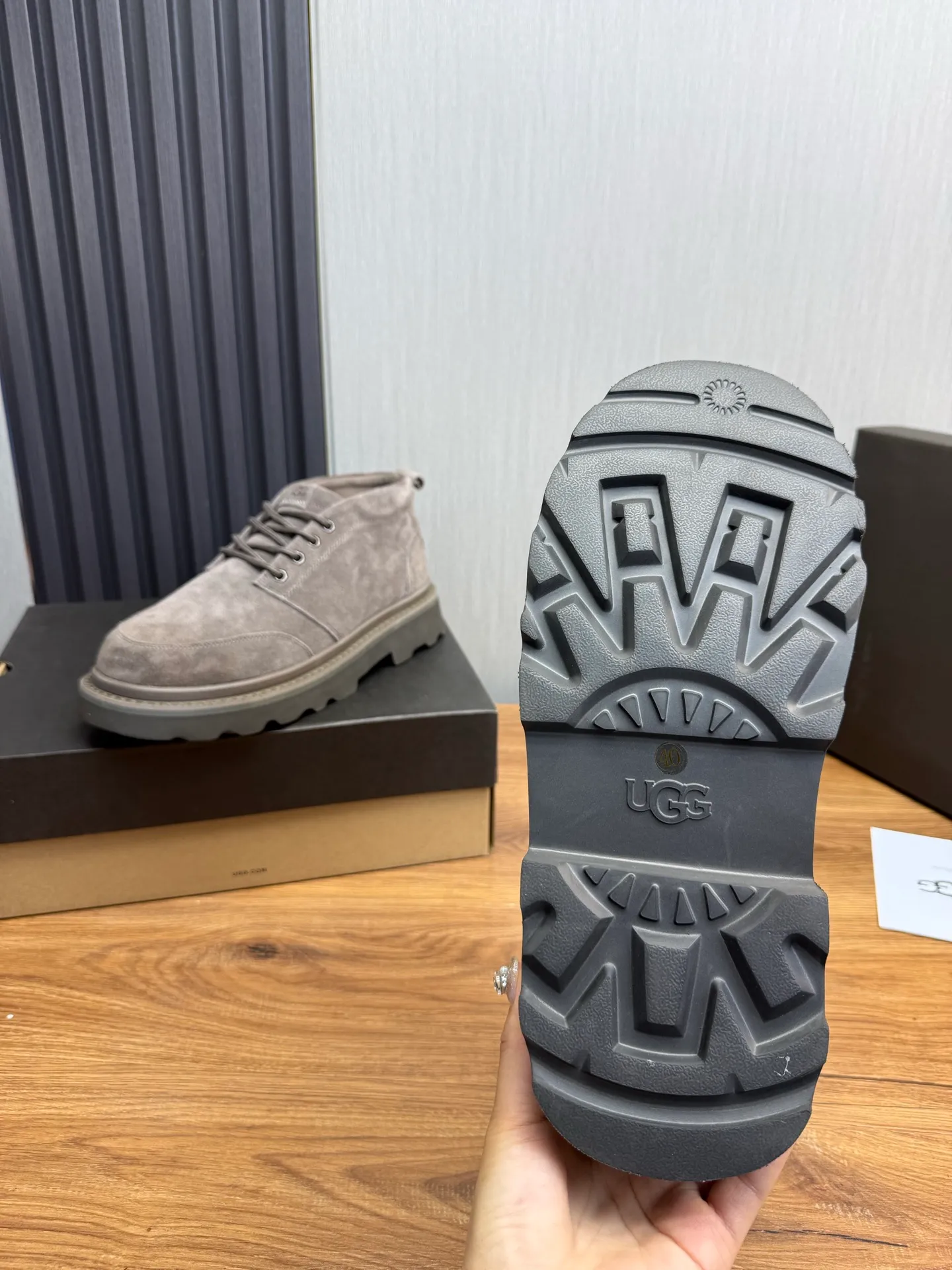 Men's shoes 💰620💰 New UGG fur integrated men's simple and fashionable snow boots. The most worth buying at the end of this year are warm casual shoes. Whether you are out and about at home, their comfortable and warm performance will be your most suitable fashion companion! The material is cowhide upper and imported wool is used inside. Warm and comfortable! The eva+ rubber patch outsole is cushioned, non-slip and wear-resistant, and has good elasticity. It is light and wear-resistant, comfortable and soft, and the new simple cut is more fashionable. It has both practicality and fashion sense, so you no longer have to worry about how to match it in winter, while still maintaining your fashionable taste. High-quality genuine wool. Look at the details for the material! Size: 39-40-41-42-43-44-44 sneaker size